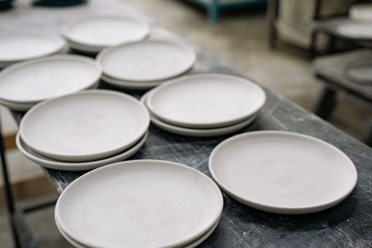 des assiettes blanches