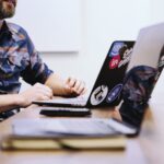 un homme devant son pc