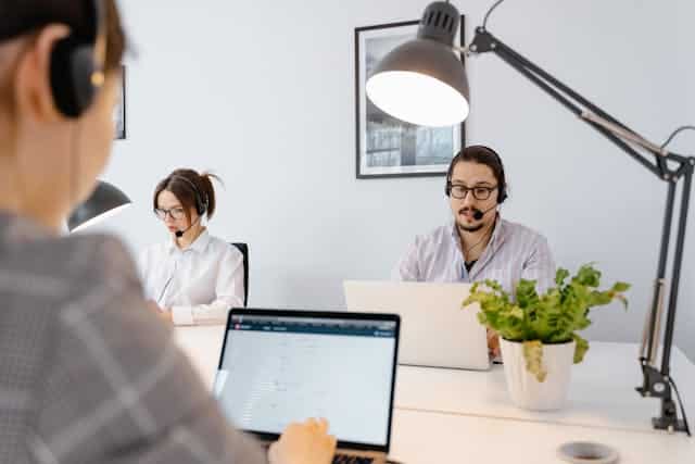 une hotline avec 3 personnes