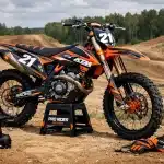 une moto KTM avec des accessoires
