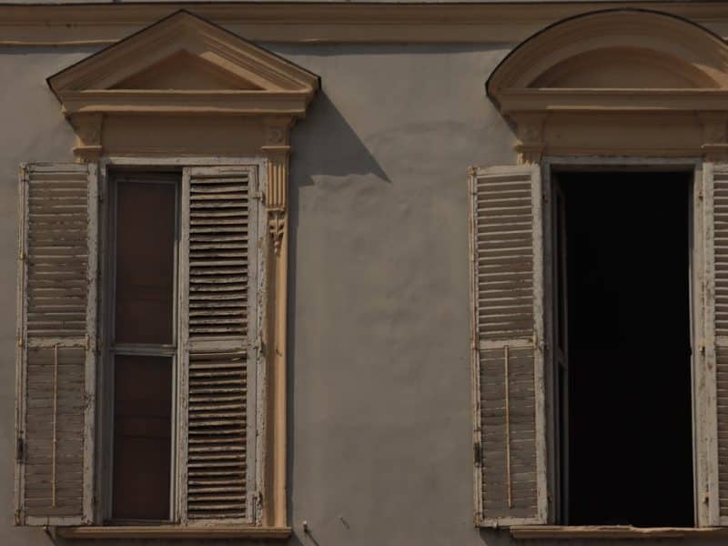 de vieux volets abimés