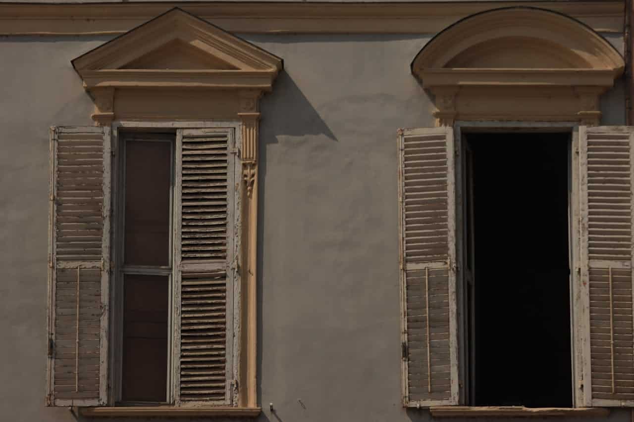 de vieux volets abimés