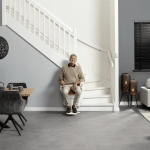 siege pour escalier avec une personne agée