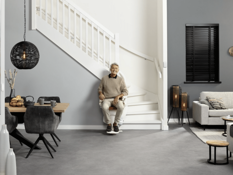 siege pour escalier avec une personne agée