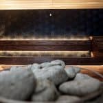des pierres dans un sauna