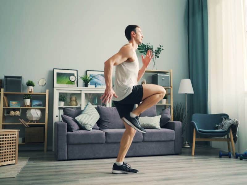 un homme qui fait du sport dans son salon