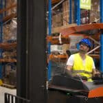 Opter pour la location d'un chariot élévateur pour optimiser les coûts de l'entreprise
