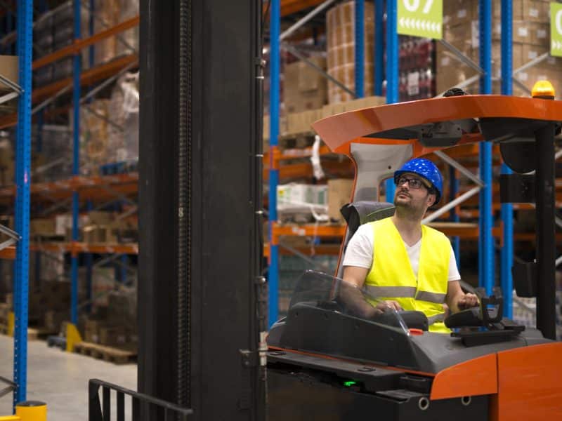 Opter pour la location d'un chariot élévateur pour optimiser les coûts de l'entreprise