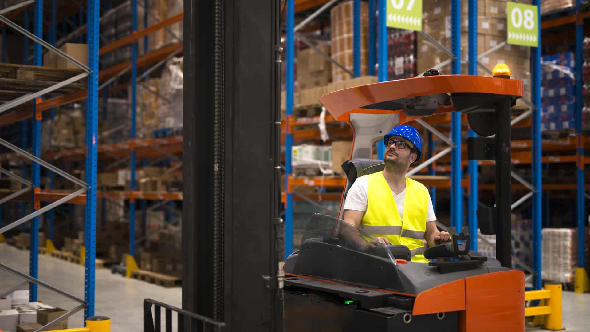 Opter pour la location d'un chariot élévateur pour optimiser les coûts de l'entreprise