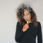 une femme avec une cigarette électronique