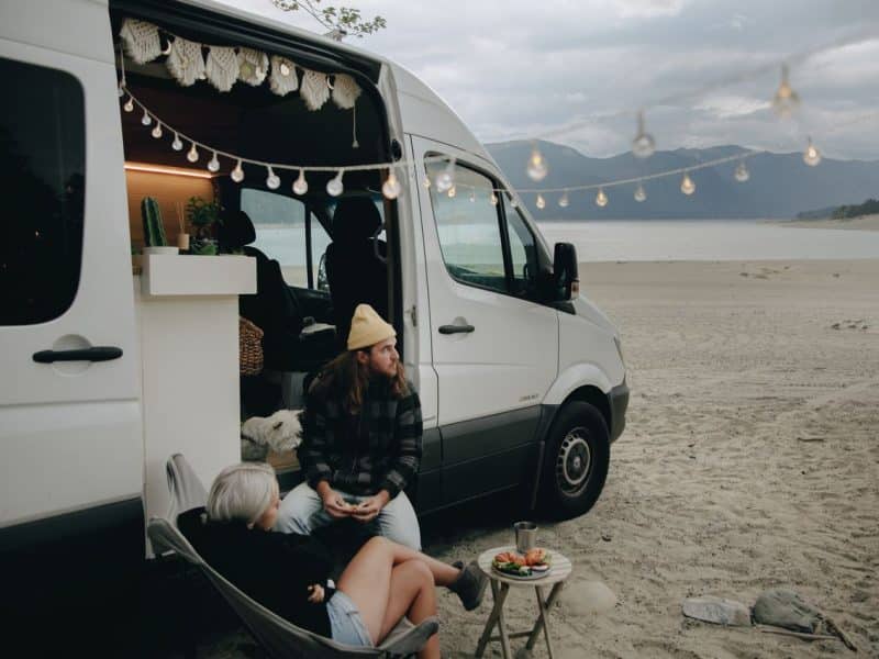 un couple dans un van avec des guirlandes