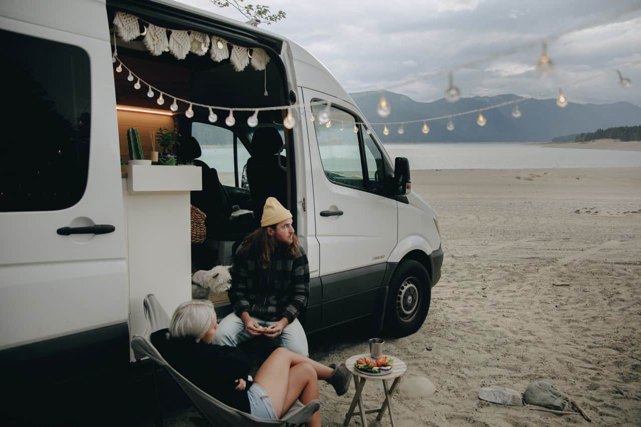 un couple dans un van avec des guirlandes