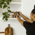 une femme qui range une étagère