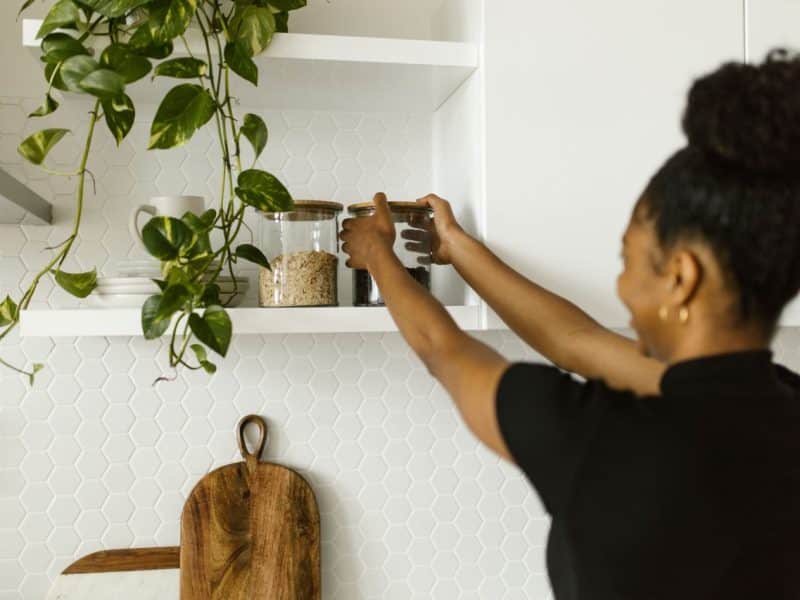 une femme qui range une étagère