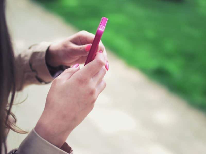 une femme qui écrit un sms