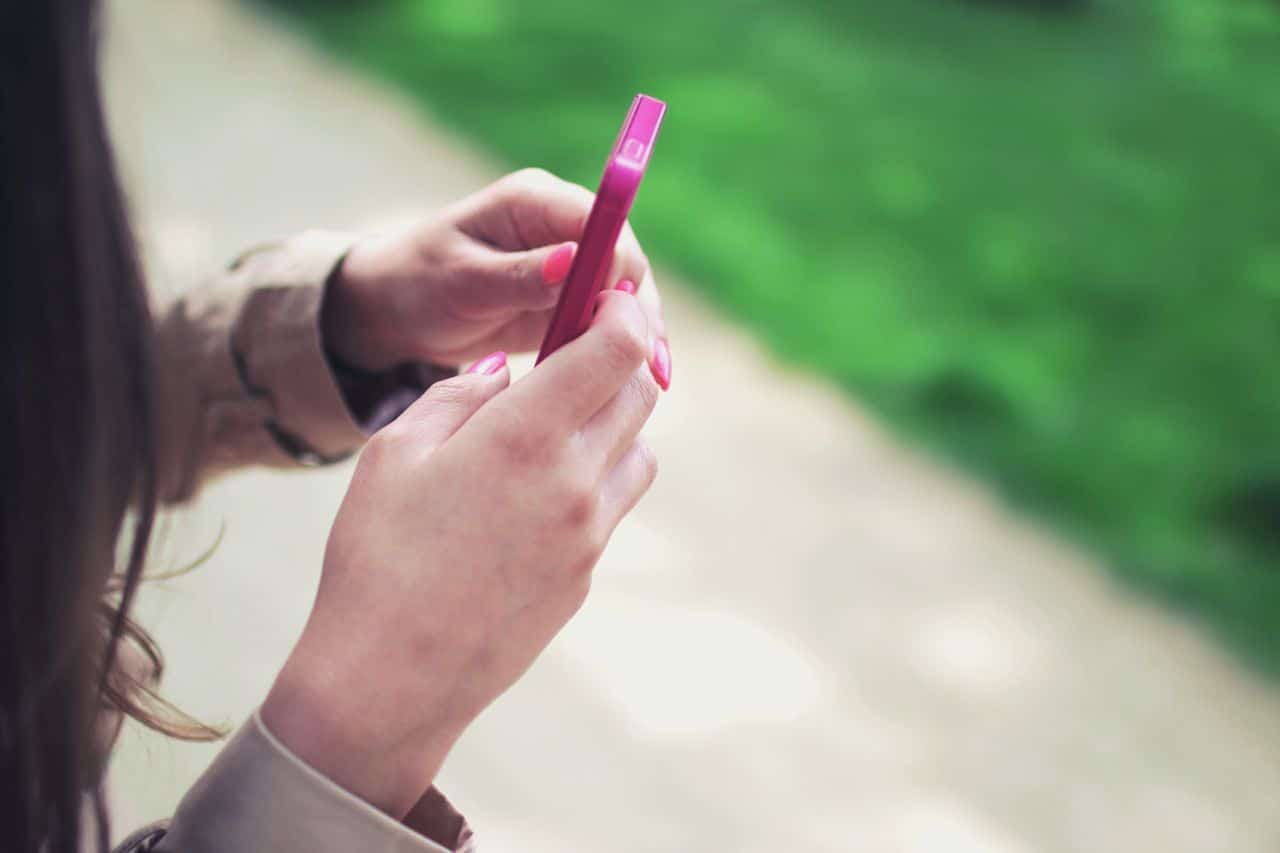 une femme qui écrit un sms